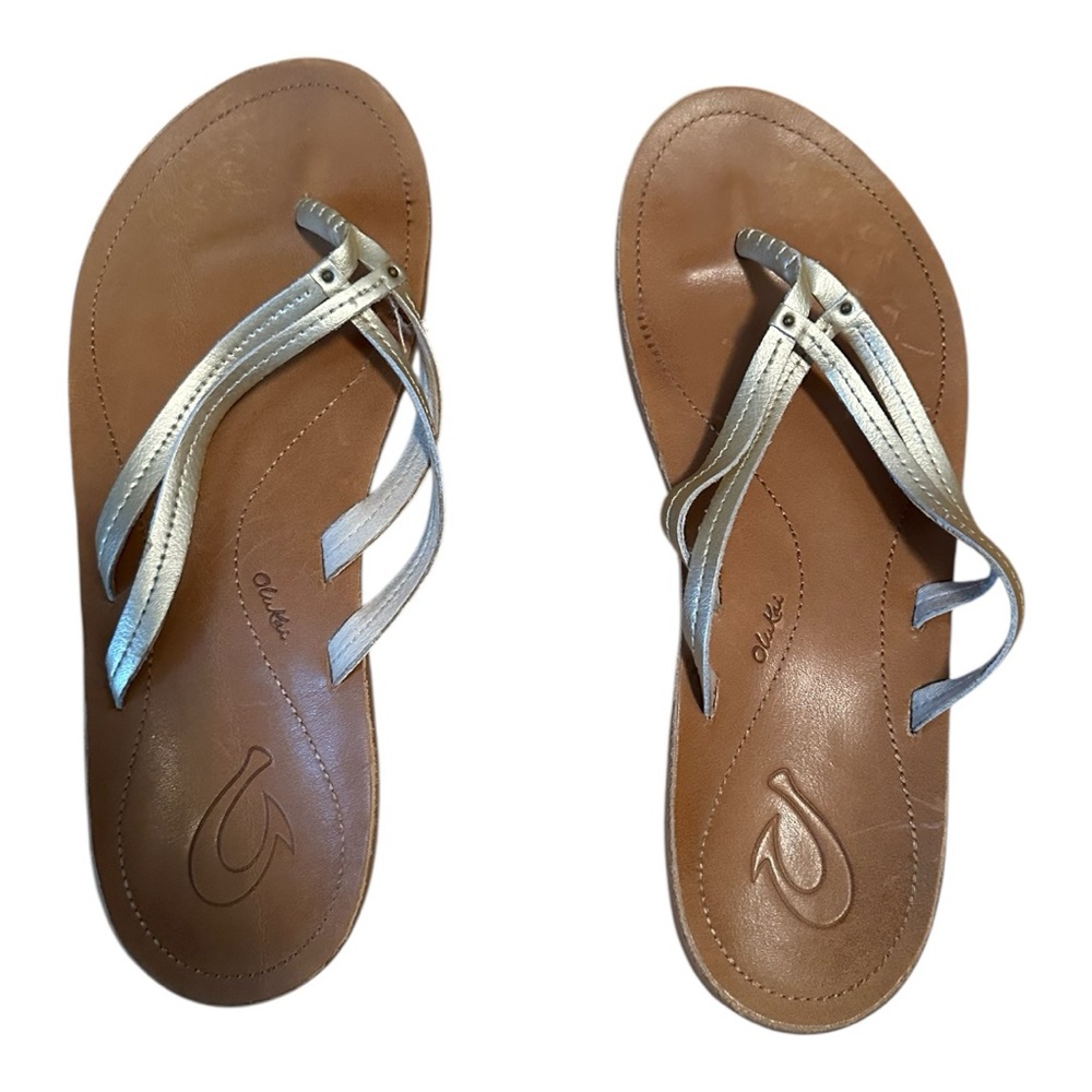 OluKai leather U’I flip flop sandals in color bubbly/sahara (metallic)
